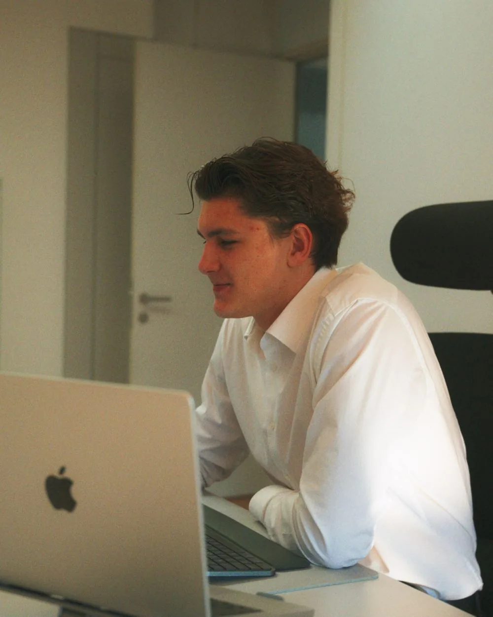 Teammitglied bei FourLead am Laptop
