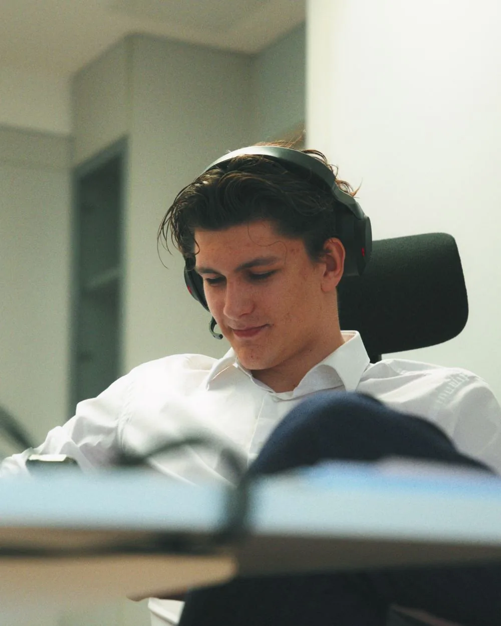 Mitarbeiter mit Headset am Arbeitsplatz
